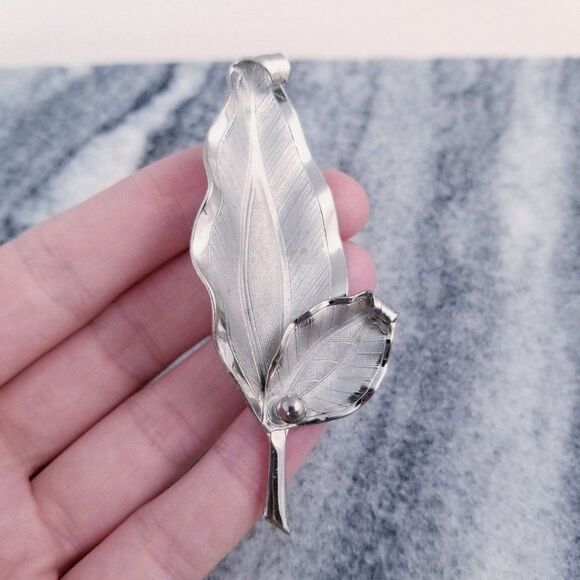 Vintage Leaf Brooch, Silver Tone, Unsigned Estate - Picture 1 of 5
